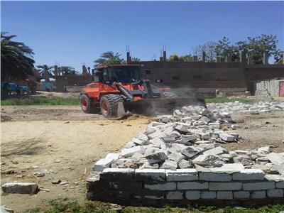 تنفيذ إزالات فى المهد لأعمال بناء مخالفة ورفع أطنان من القمامة والتراكمات بمدينة الأقصر
