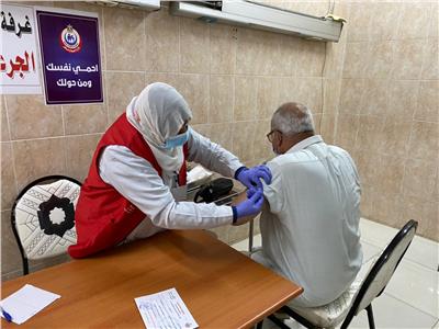 استمرار تطعيم المواطنين بلقاح كورونا في ١٤ مركز طبي بالشرقية 