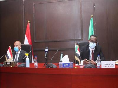 مباحثات كامل الوزير مع وزير النقل السوداني
