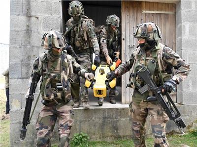 روبوت رباعي الأرجل يشارك في سلسلة من التدريبات مع الجيش الفرنسي 