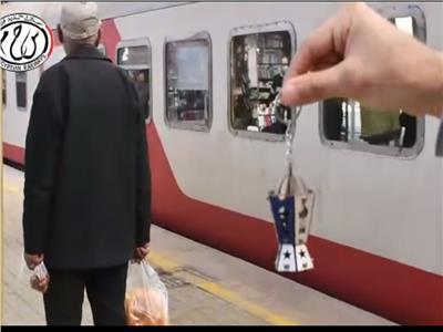 «السكة الحديد» توزع فوانيس رمضان على ركاب القطارات