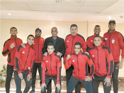  د. عبدالعزيز غنيم يتوسط أبطال الملاكمة