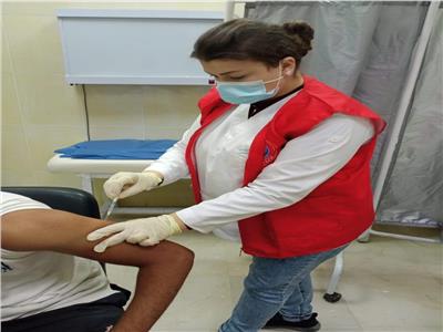 تلقي جرعات كورونا للأطقم الطبية والمواطنين بمركز اللقاح بالغردقة