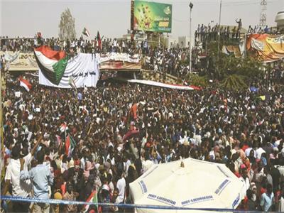 مظاهرات السودانيين التى استمرت فترة طويلة ونجحت فى أزاحة نظام البشير