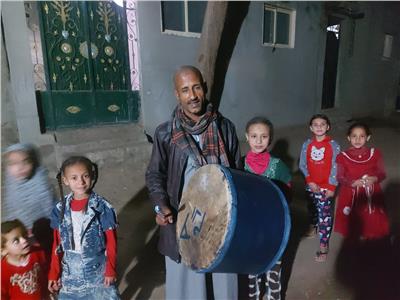 «آدم» مسحراتي المنيا.. أغنية بالطبلة لكل طفل في «عرب أبو قتلة»