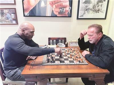 أرنولد شوارزنيجر و مايك تايسون يلعبون مباراة شطرنج