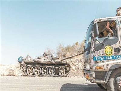 دبابة متضررة على جانب طريق أثناء مرور شاحنة تابعة لقوات أمهرة الخاصة قرب حميرة فى إثيوبيا