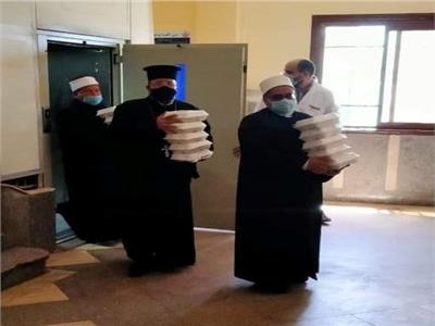 رجل دين مسيحي يوزع وجبات إفطار داخل المستشفيات بدمياط