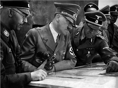 هتلر يطلع على خطط عسكرية