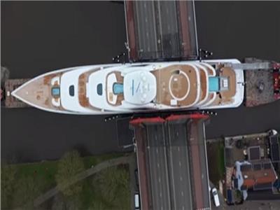 يخت سوبر  يشٌق جسر في هولندا 