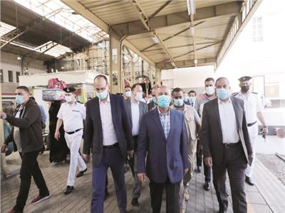 المهندس كامل الوزير خلال تفقده محطة مصر للقطارات