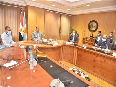 اللواء عصام سعد محافظ أسيوط خلال اجتماع لجنة إدارة أزمة كورونا
