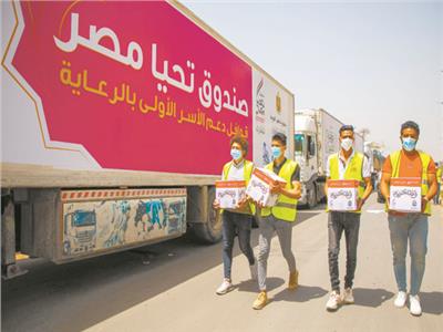 قافلة «تحيا مصر» أثناء توزيع المواد الغذائية على الأسر بالقليوبية