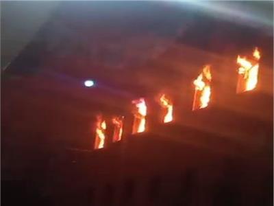 الحماية المدنية تدفع فناطيس مياه لاخماد الحريق داخل كنيسة ماري جرجس