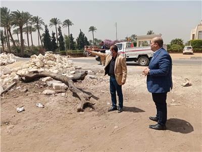 نائب محافظ الجيزة يتفقد مشروعات الرصف والتطوير بطرق آثار سقارة