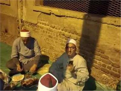 مدير أوقاف المنيا يتناول إفطاره بجوار سور مسجد