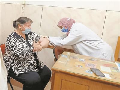 مواطنة تتلقى اللقاح المضاد لفيروس «كورونا»