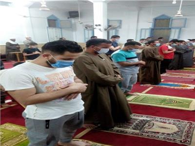 التزام رواد المساجد في صلاة التراويح بالإجراءات الاحترازية