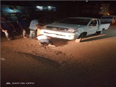 سقوط سيارة رئيس الوحده المحلية بقرية شنبمارة الميمونة التابعة لمركز الزقازيق داخل بلوعة صرف صحي