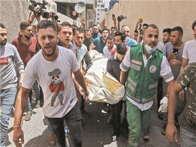 فلسطينيون ينقلون جثمان أحد الشهداء فى غزة      