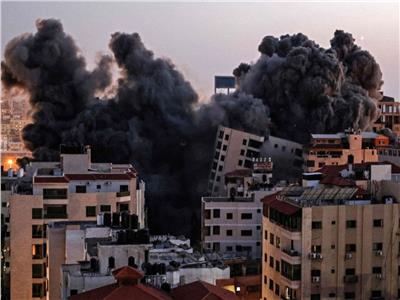 انهيار برج سكني في قطاع غزة بعد قصفه من جانب إسرائيل