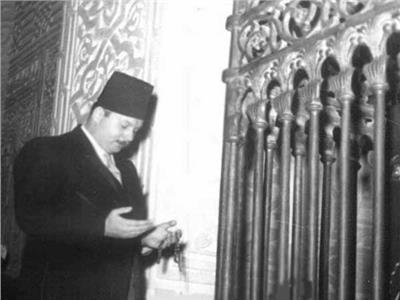  الملك فاروق يقرأ الفاتحة فجر العيد فى ضريح جده محمد على باشا
