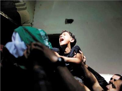 طفل يودع والده الشهيد  صورة نشرتها السفارة الفلسطينية بالقاهرة