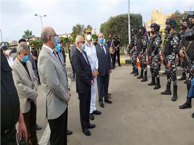 محافظ بورسعيد يزور قوات أمن بورسعيد ويهني رجال الشرطة بعيد الفطر المبارك .