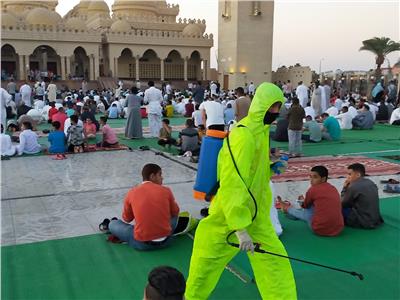 جمعية الهلال الاحمر خلال عمليات التطهير لمساجد الغردقة 