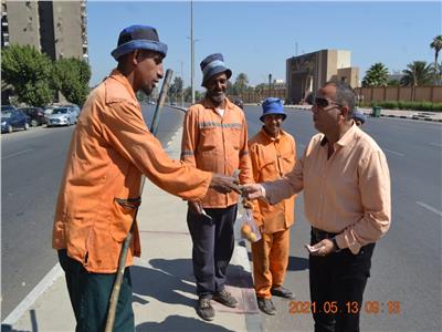رئيس نظافة القاهرة يوزع عيدية العيد على العمال