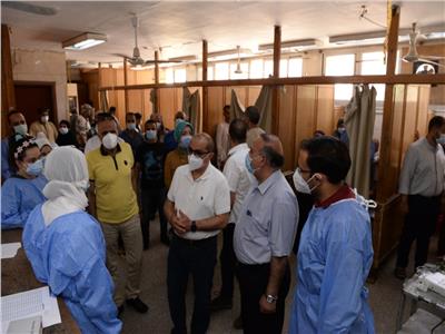 رئيس جامعة أسيوط يزور أفراد الأطقم الطبية المناوبة فى أول أيام عيد الفطر المبارك  
