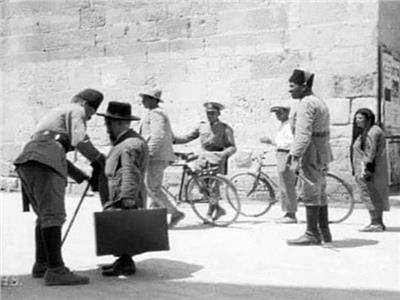 صورة نادرة لشرطى فلسطينى يفتش يهودى عند بوابة يافا عام ١٩٢٩