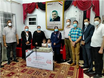 تقديم هدايا الرئيس عبد الفتاح السيسي لأسر شهداء الأطقم الطبية 