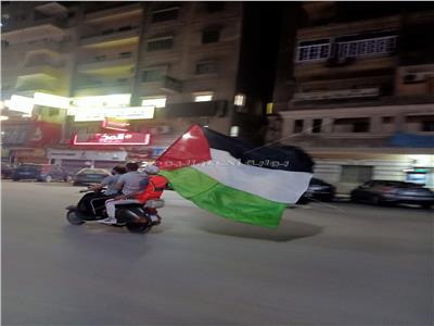  أحد شباب المحلة يجوب الشوارع الرئيسية حاملا علم فلسطين دعما للقضية