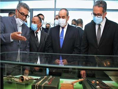 الدكتور خالد العناني وزير السياحة والآثار في المتحف الآثرى بمطار القاهرة 