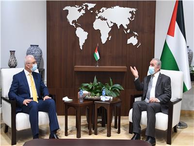 جانب من لقاء رئيس الوزراء الفلسطيني والقنصل المصري