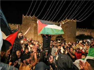 الفلسطينيون يرفعون علم مصر