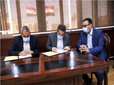 محافظ الغربية أثناء توقيع اتفاق مع جهاز مشروعات الخدمة الوطنية والهيئة العربية للتصنيع