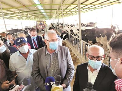 وزير الزراعة خلال تفقده مزرعة الإنتاج الحيوانى ببورسعيد