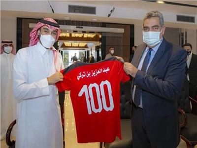 مجاهد يهدي رئيس الاتحاد العربي قميص الفراعنة
