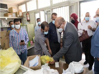 رئيس جامعة أسيوط يزور مقرات حملة التطعيم بلقاح المضاد فيروس كورونا 