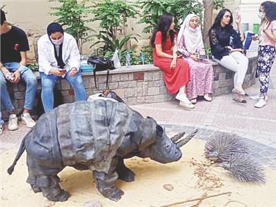 تمثال لحيوان "وحيد القرن"