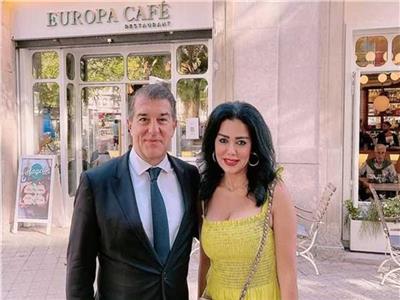 رانيا يوسف مع رئيس نادي برشلونة 