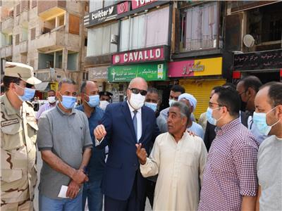 محافظ قنا يستمع لشكاوي المواطنين ويتابع أسعار السلع خلال جولة مفاجئة بشوارع  قوص