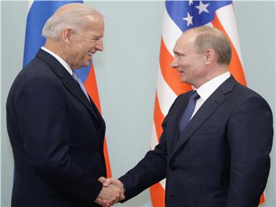 الرئيس الروسي فلاديمير بوتين مع نظيره الأمريكي جو بايدن