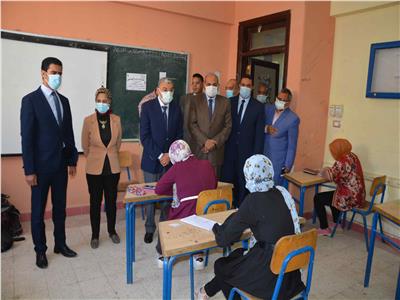 محافظ المنيا يتابع انتظام سير امتحانات الشهادة الإعدادية بلجان مركز أبوقرقاص