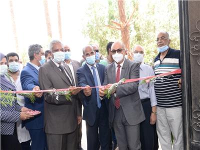 رئيس جامعة أسيوط يفتتح وحدة تجهيز واستخلاص النباتات الطبية والعطرية 