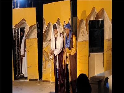"ساحر الصحراء" عرض مسرحى لفرقة نجع حمادى. 