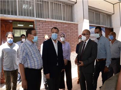 رئيس جامعة أسيوط في زيارة للمستشفى البيطري