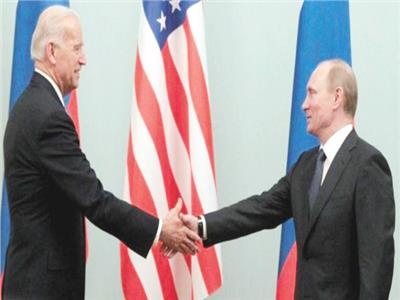  بوتين يصافح بايدن حين كان نائباً للرئيس الأمريكى